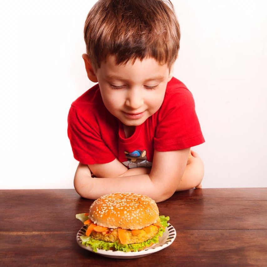 Foto de niño comiendo